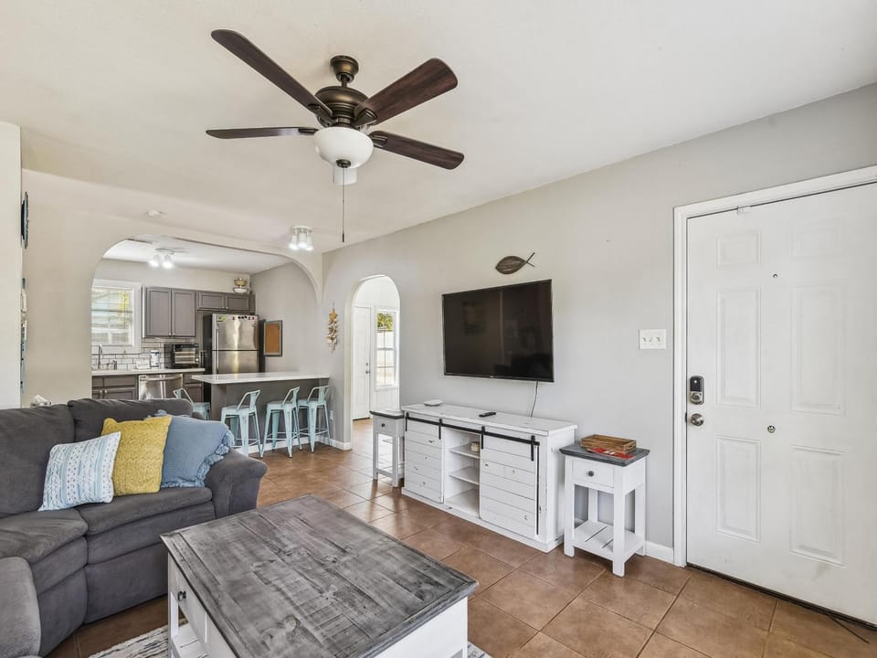 TV and multimedia, Kitchen or kitchenette, Living room, Seating area, furniture
