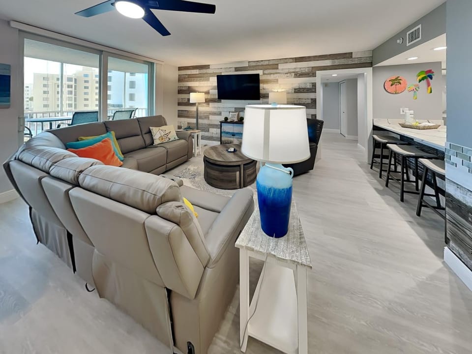 TV and multimedia, Balcony/Terrace, Living room, Seating area, City view, Street view, furniture, air conditioner