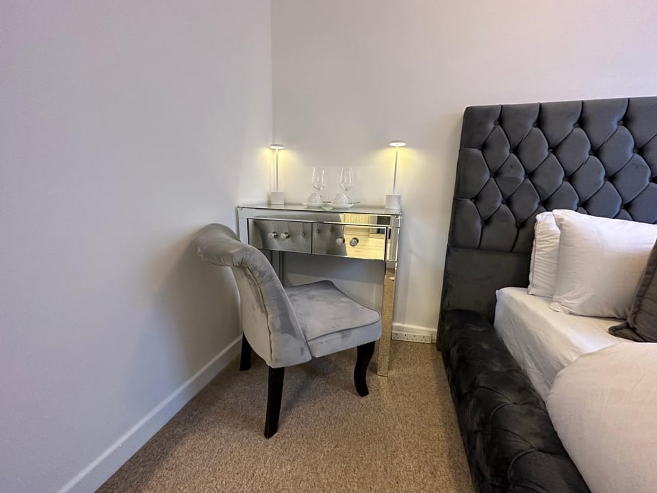 The smaller new refurbished ensuite room 5min from beach parking in Guest house Bed and Breakfast in Bournemouth