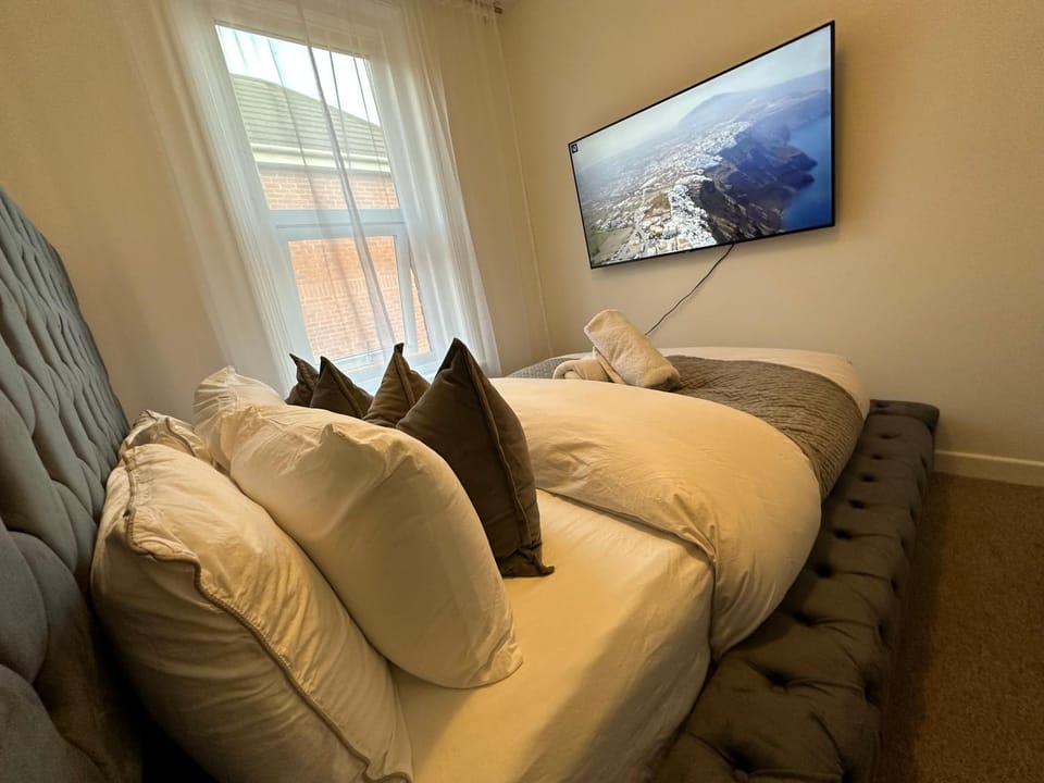 The smaller new refurbished ensuite room 5min from beach parking in Guest house Bed and Breakfast in Bournemouth
