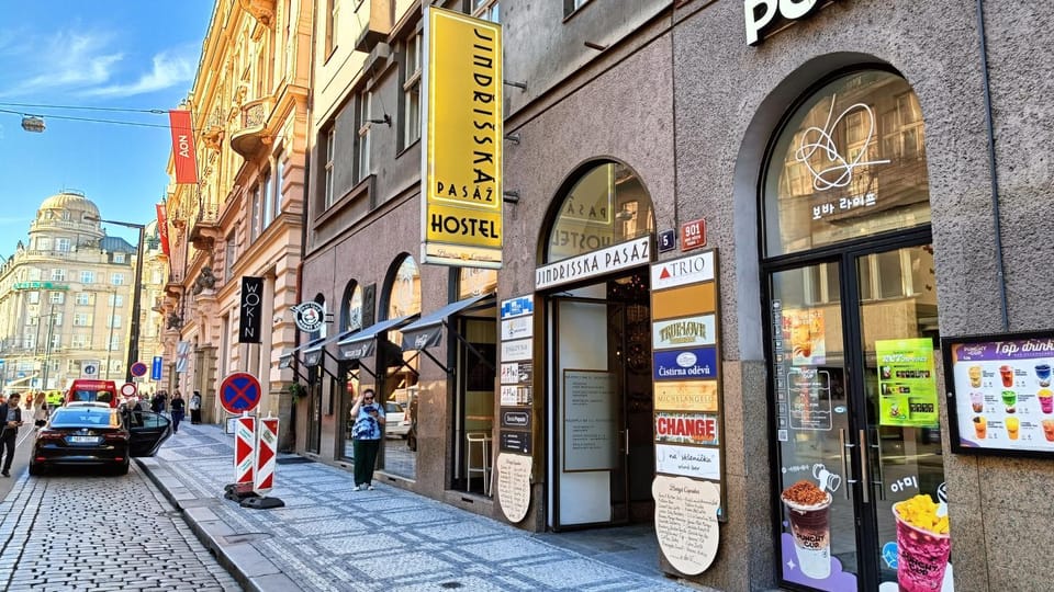Facade/entrance, Neighbourhood, Location