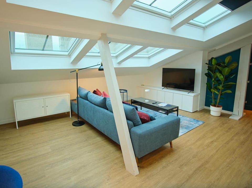 TV and multimedia, Living room, Seating area, Evening entertainment