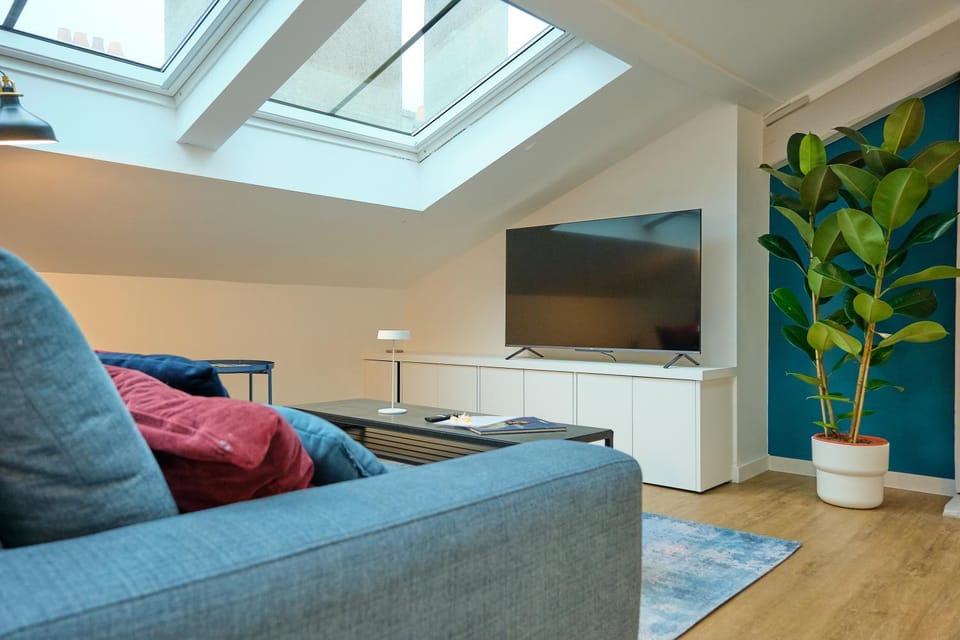 TV and multimedia, Living room, Seating area, Evening entertainment