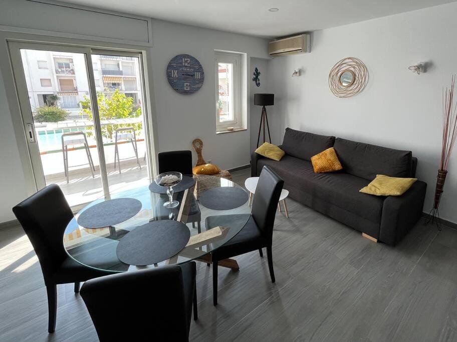 Living room, Seating area, Dining area, air conditioner