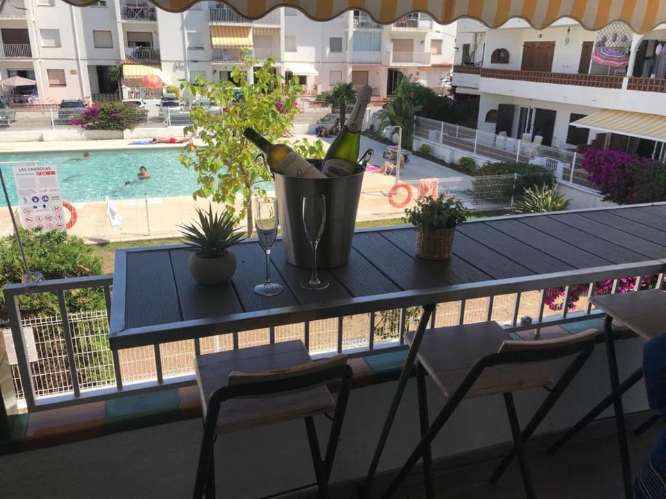 Balcony/Terrace, Pool view, Swimming pool, sunbed