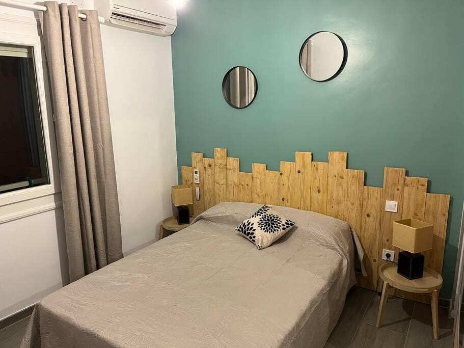 Bed, TV and multimedia, Photo of the whole room, Bedroom, wardrobe, air conditioner