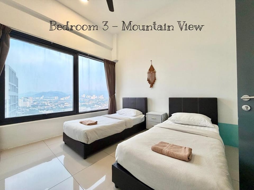 Tropicana 218 Macalister #Top Floor #360 degree View #Local Eateries and convenient store #Infinity Pool #Georgetown #Near Island Hospital Apartment in George Town