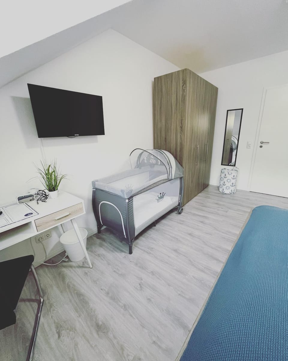 Bed, TV and multimedia, Bedroom, hair dresser, wardrobe