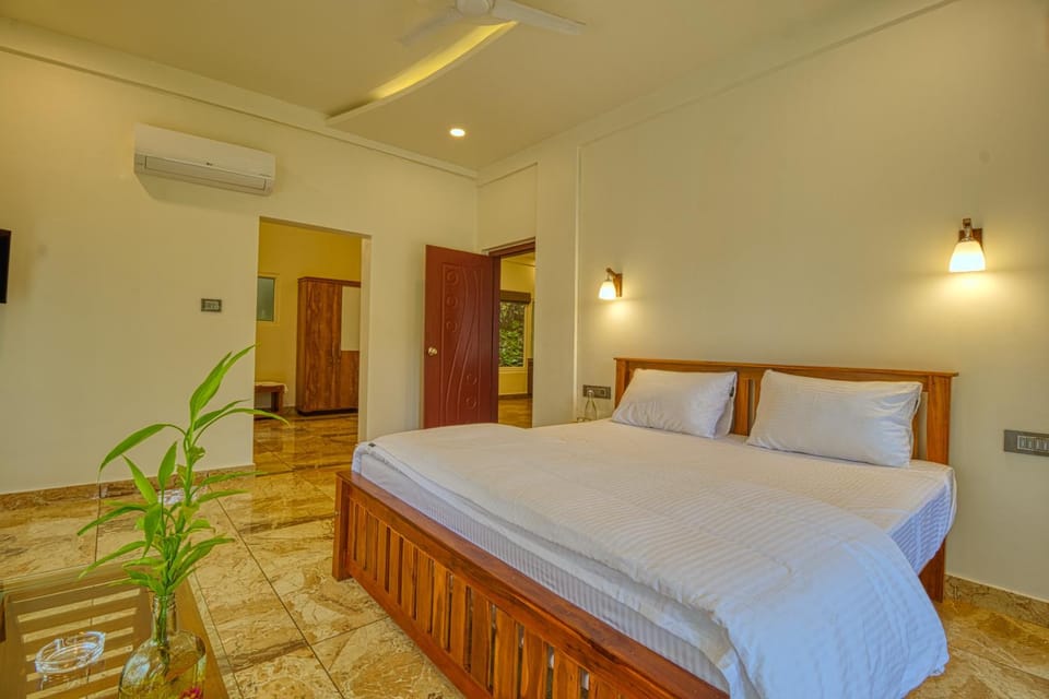 Bed, Photo of the whole room, Bedroom, air conditioner