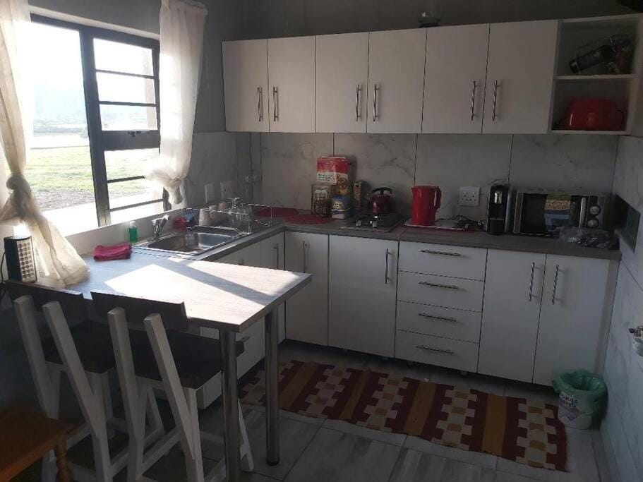 Coffee/tea facilities, Kitchen or kitchenette, Dining area, minibar, stove, toaster