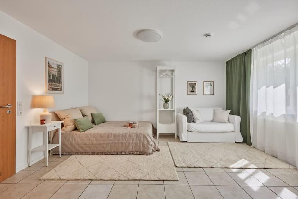 Bed, Seating area, Bedroom
