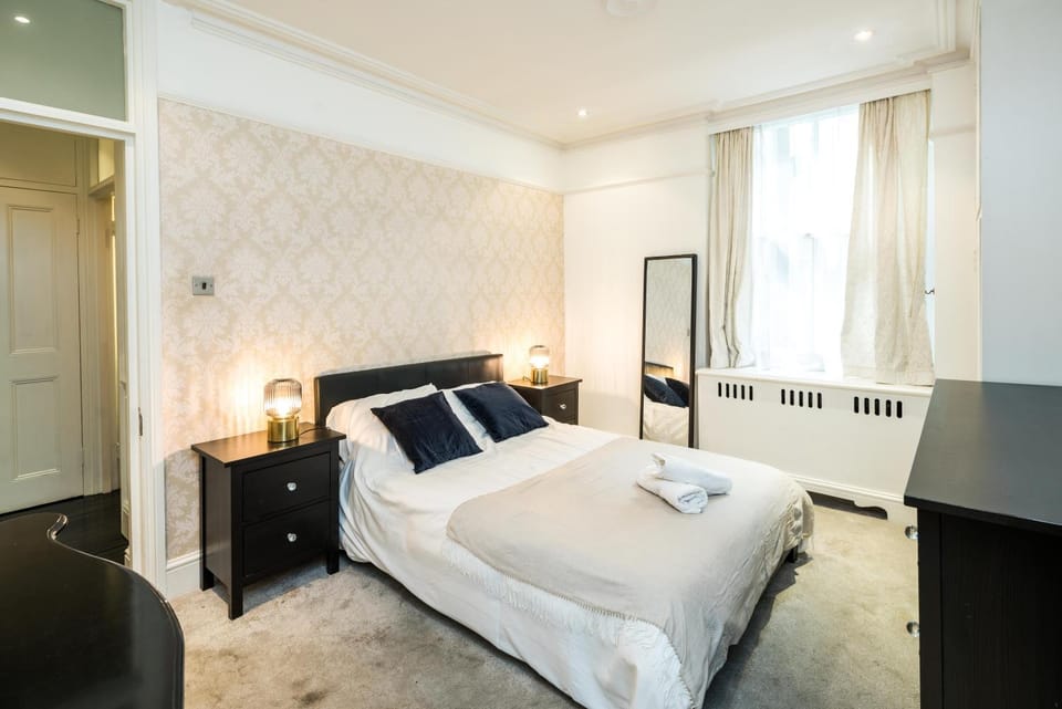 Photo of the whole room, Bedroom, wardrobe
