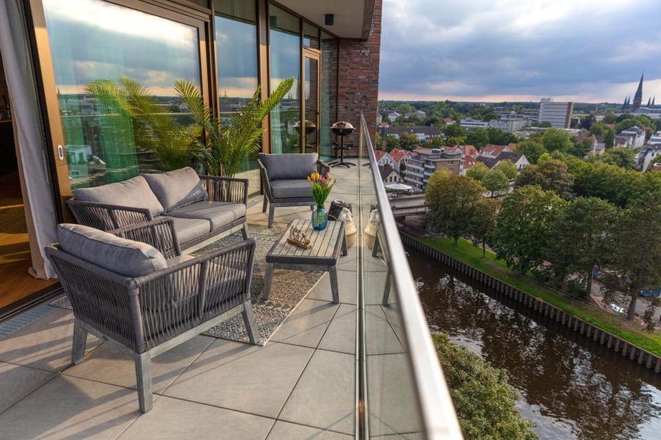 Nearby landmark, BBQ facilities, BBQ facilities, View (from property/room), Lounge or bar, Seating area, Landmark view, River view