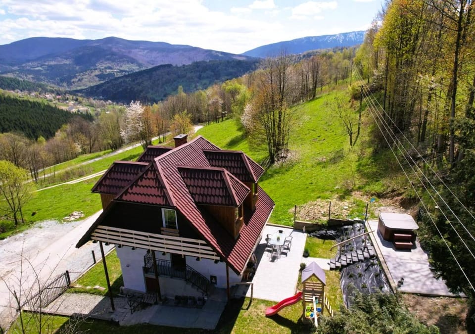 Property building, Spring, Off site, Day, Neighbourhood, Natural landscape, Bird's eye view, Seating area, Mountain view, Location