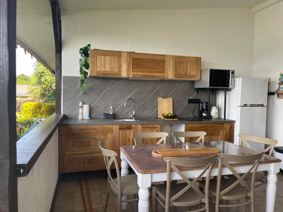 Coffee/tea facilities, Kitchen or kitchenette, Dining area, oven, stove, toaster