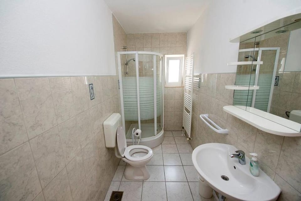 Shower, Toilet, Bathroom, towels