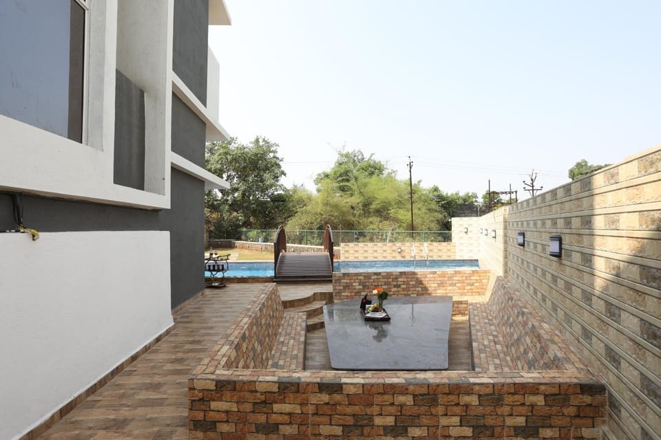 Property building, View (from property/room), Balcony/Terrace, Dining area, Pool view, Swimming pool, sunbed