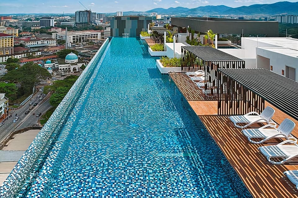 Property building, Day, Natural landscape, City view, Mountain view, Pool view, Swimming pool, Swimming pool, sunbed