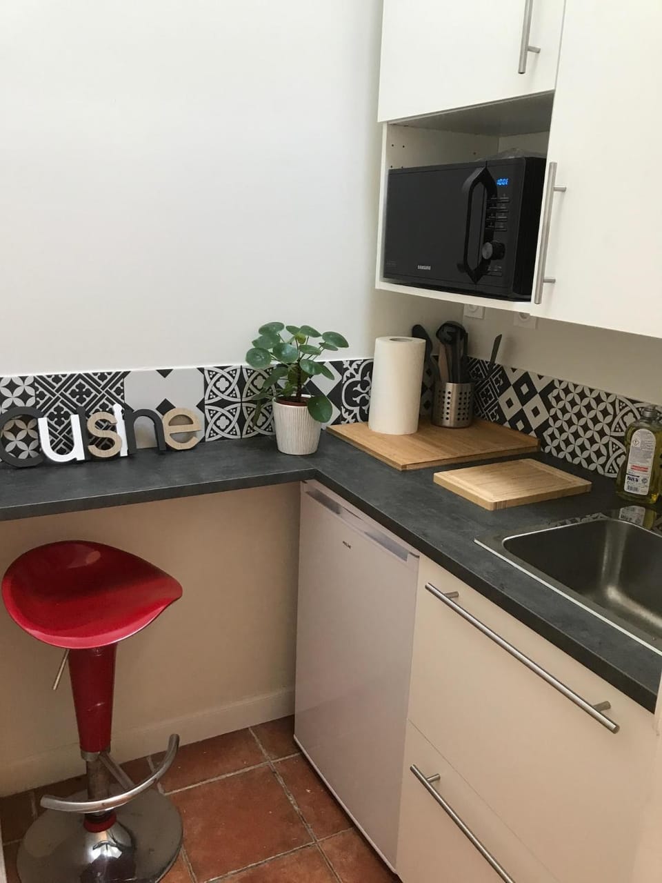 Kitchen or kitchenette, minibar