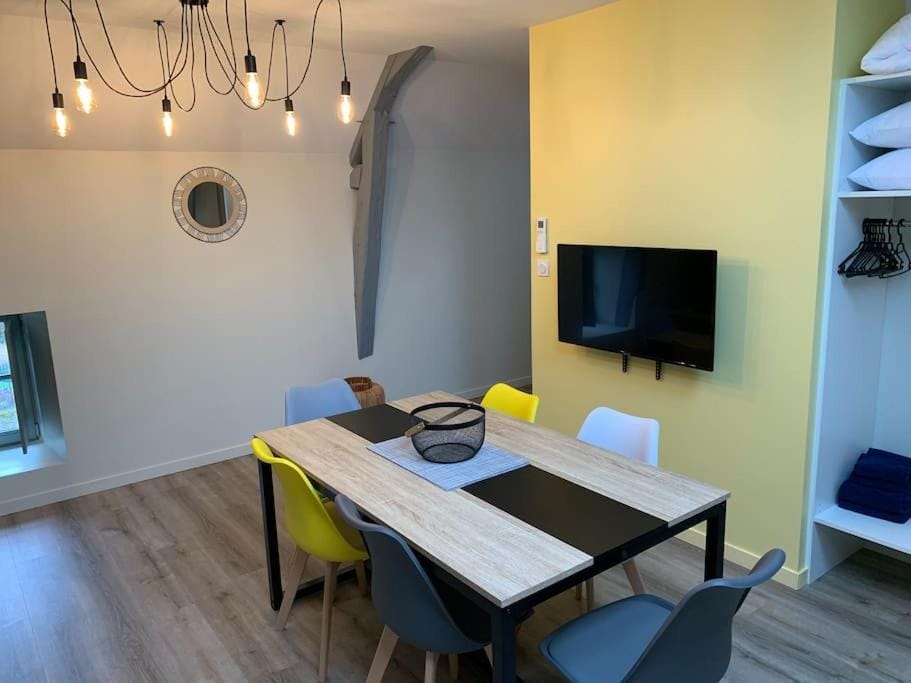 Communal lounge/ TV room, TV and multimedia, Seating area, Dining area