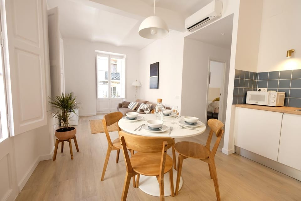 Kitchen or kitchenette, Living room, minibar, air conditioner