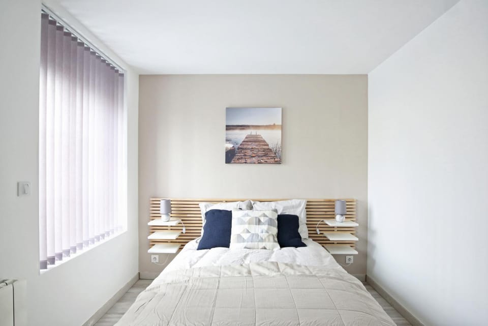 Bed, Seating area, Bedroom