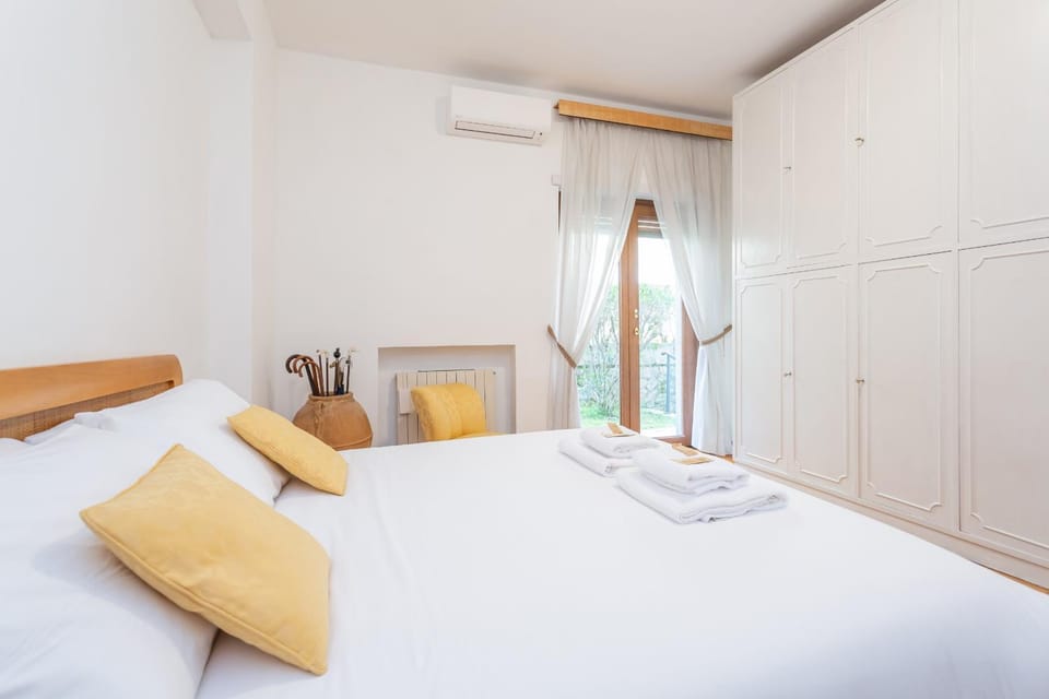 Bed, Photo of the whole room, Bedroom, internet, wardrobe, air conditioner