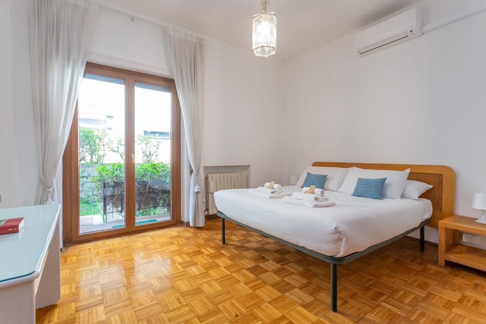 Bed, View (from property/room), Balcony/Terrace, Photo of the whole room, Seating area, Bedroom, air conditioner
