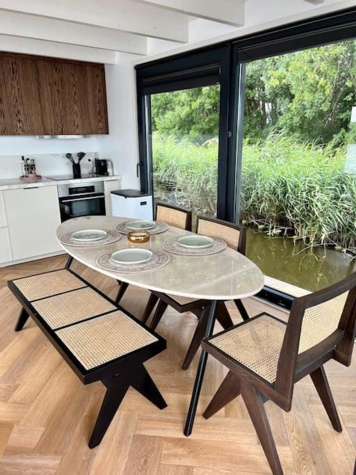 Natural landscape, Coffee/tea facilities, Kitchen or kitchenette, Living room, Food and drinks, Seating area, Dining area, Food, minibar, pet friendly, stove