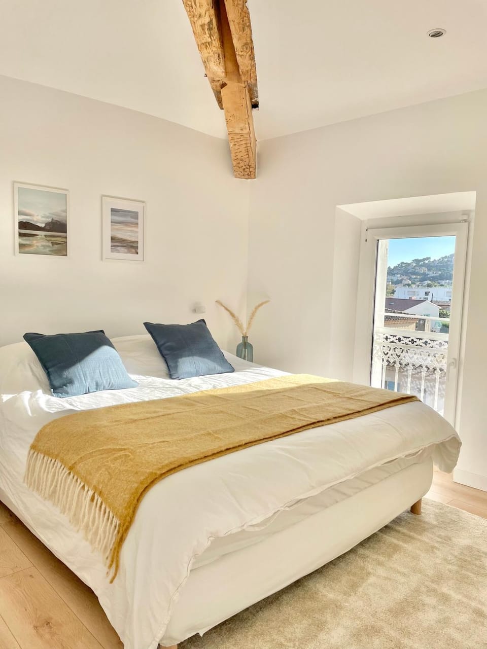 Bed, Photo of the whole room