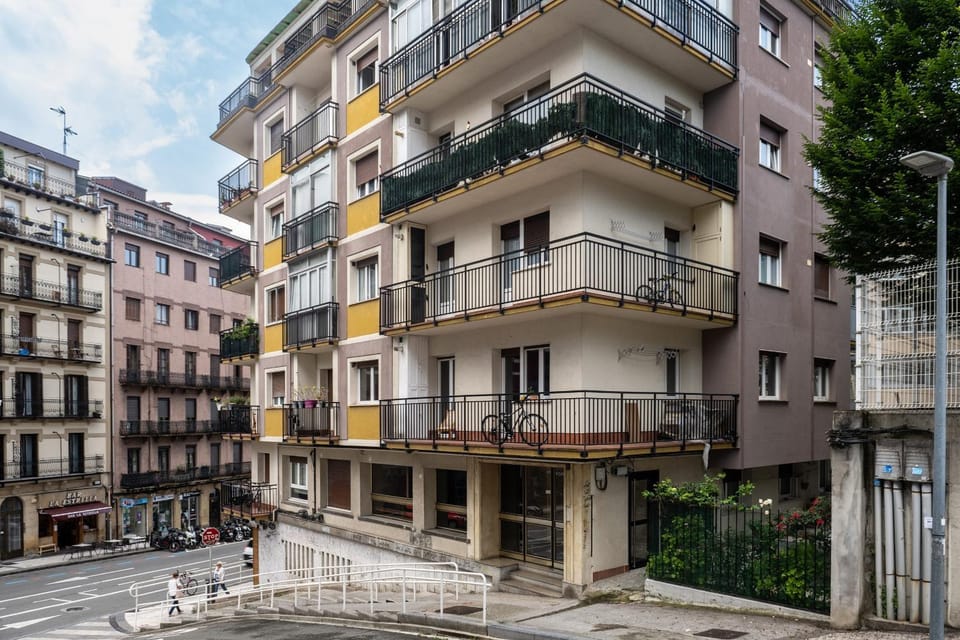 Property building, Facade/entrance, Off site