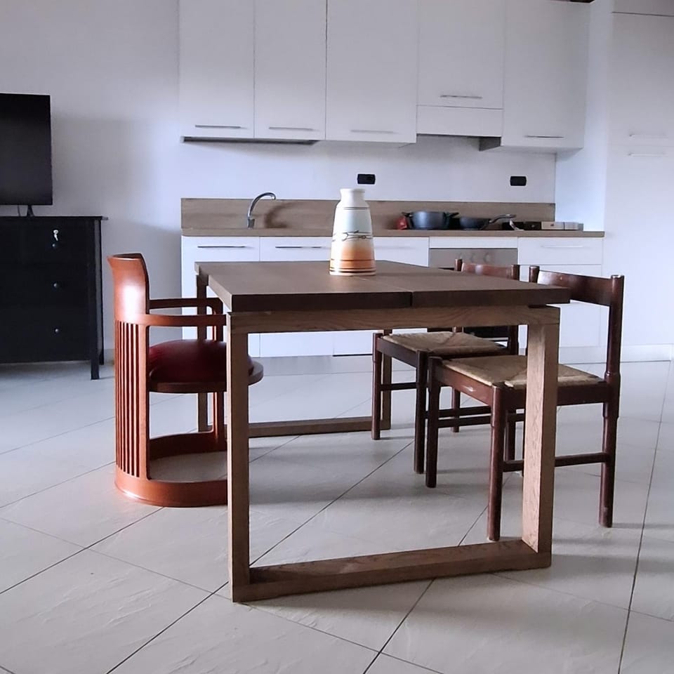 Kitchen or kitchenette, Dining area, minibar, stove