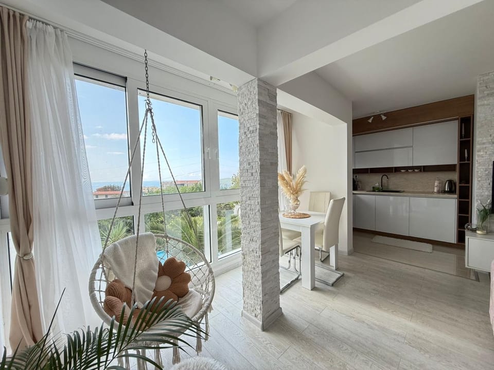 Kitchen or kitchenette, Seating area