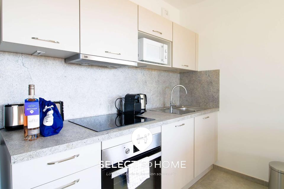 Coffee/tea facilities, Kitchen or kitchenette, stove, toaster