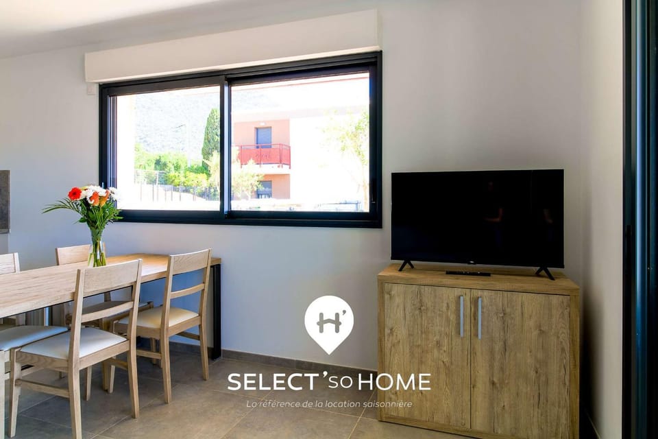 Communal lounge/ TV room, TV and multimedia, Dining area