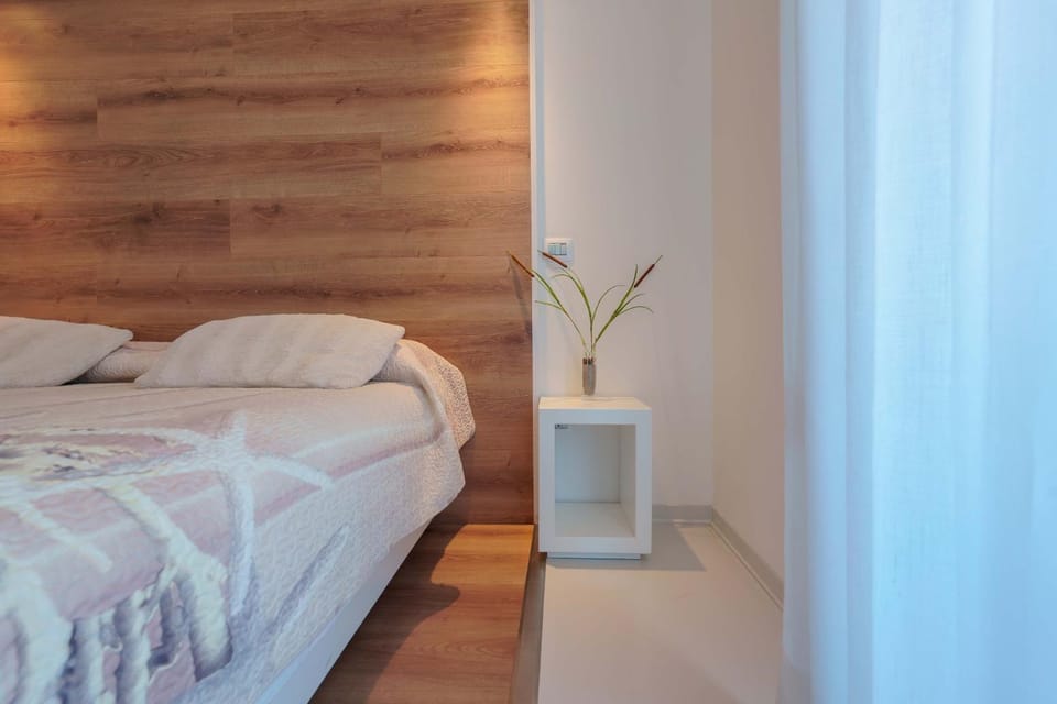 Bed, Photo of the whole room, Bedroom, air conditioner, air conditioner