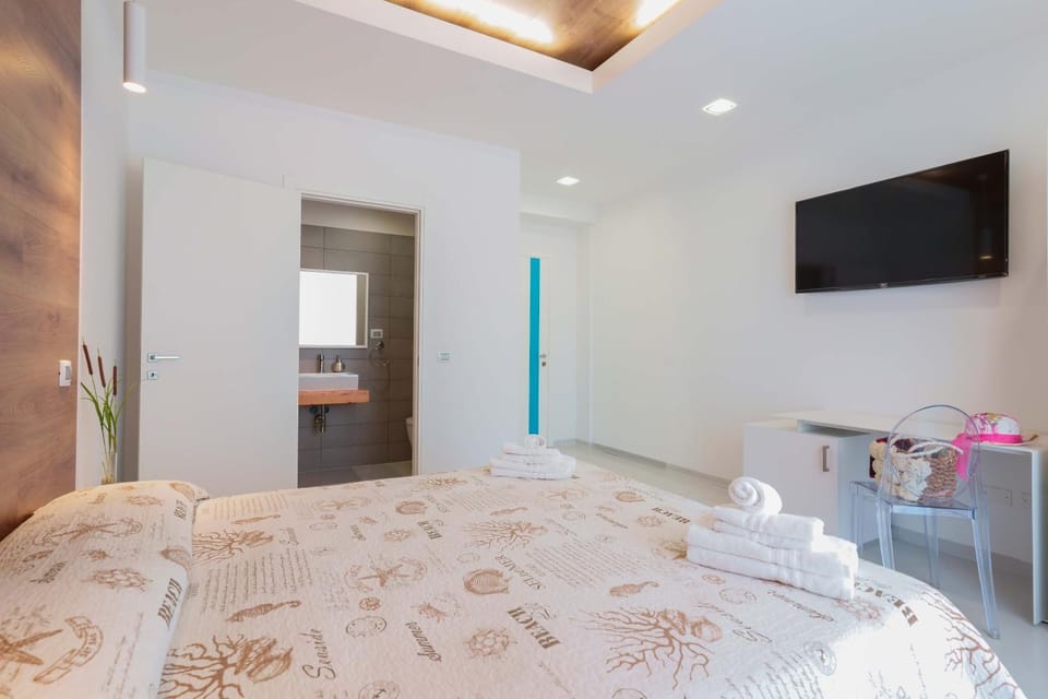 Bed, TV and multimedia, Photo of the whole room, Bedroom, hair dryier, towels, air conditioner