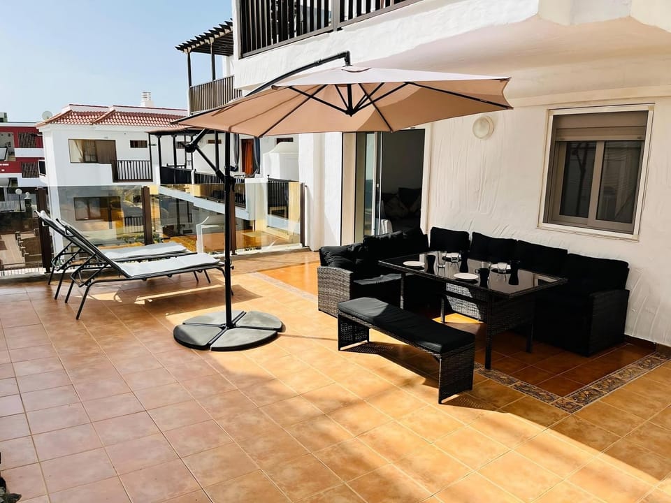 Patio, Day, Balcony/Terrace, Living room, Seating area, Dining area, sunbed