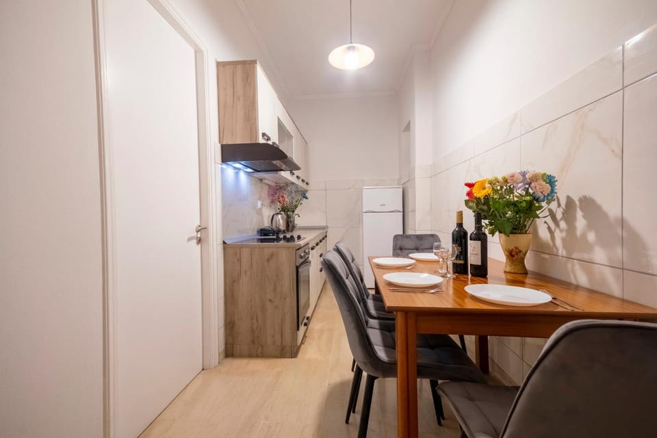 Kitchen or kitchenette, Dining area