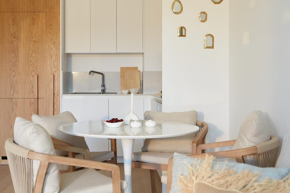 Kitchen or kitchenette, Dining area