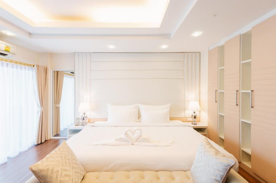 Bed, Photo of the whole room, Bedroom