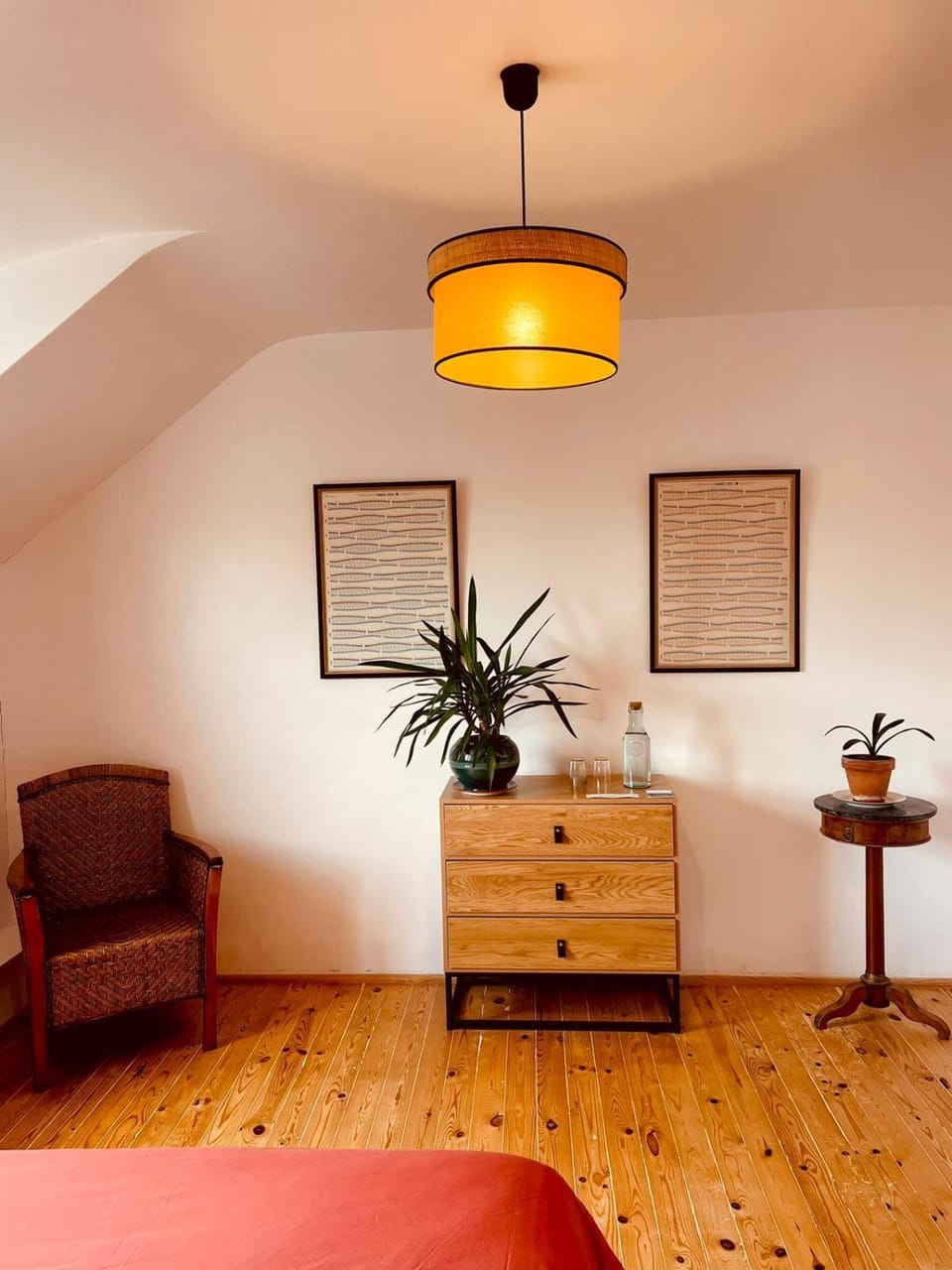 Photo of the whole room, Bedroom