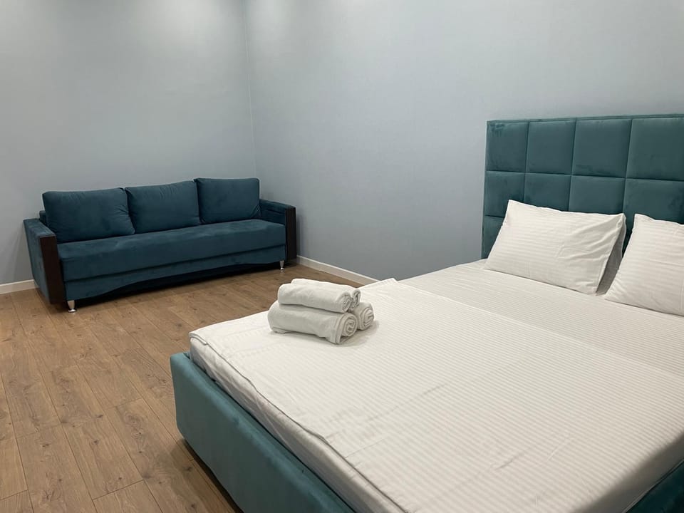 Bed, Photo of the whole room, Bedroom, towels