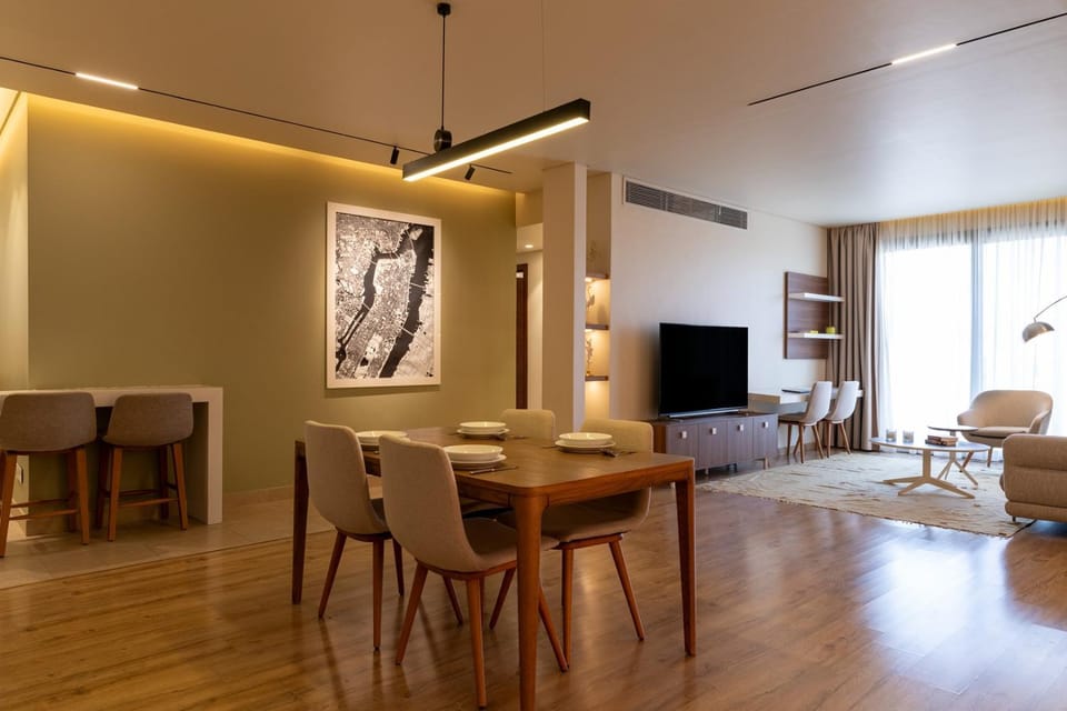 TV and multimedia, Living room, Seating area, Dining area
