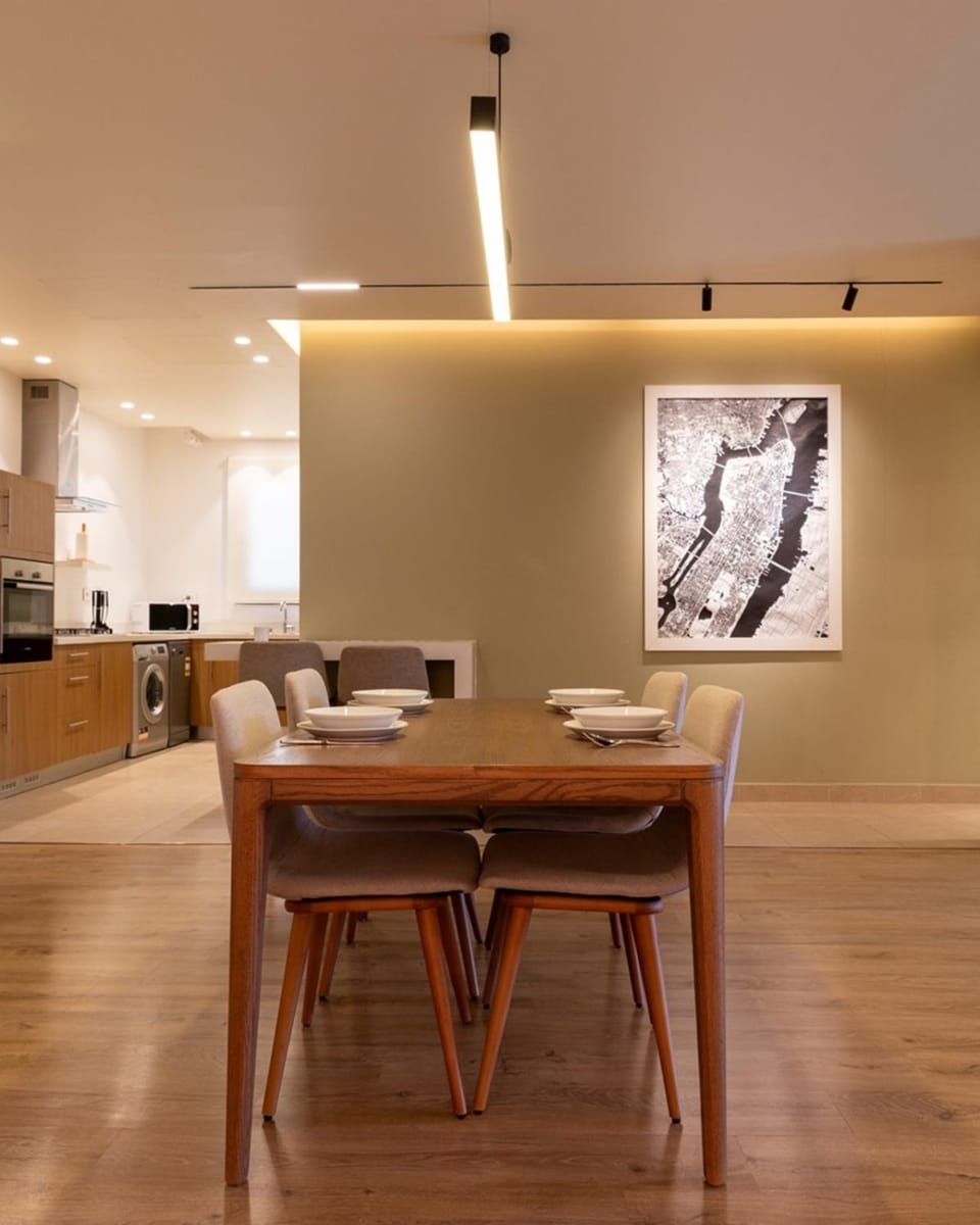 Kitchen or kitchenette, Dining area