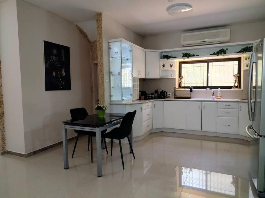 Kitchen or kitchenette, Dining area, minibar, stove