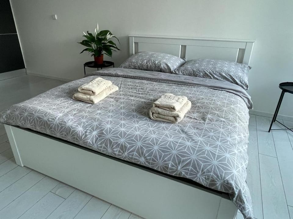 Bed, towels