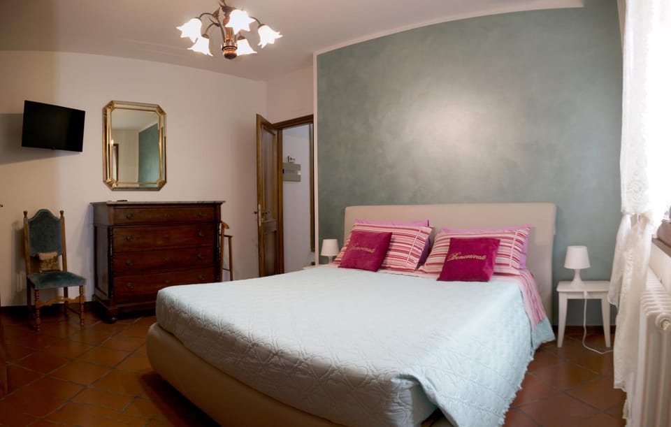 Bed, TV and multimedia, Bedroom