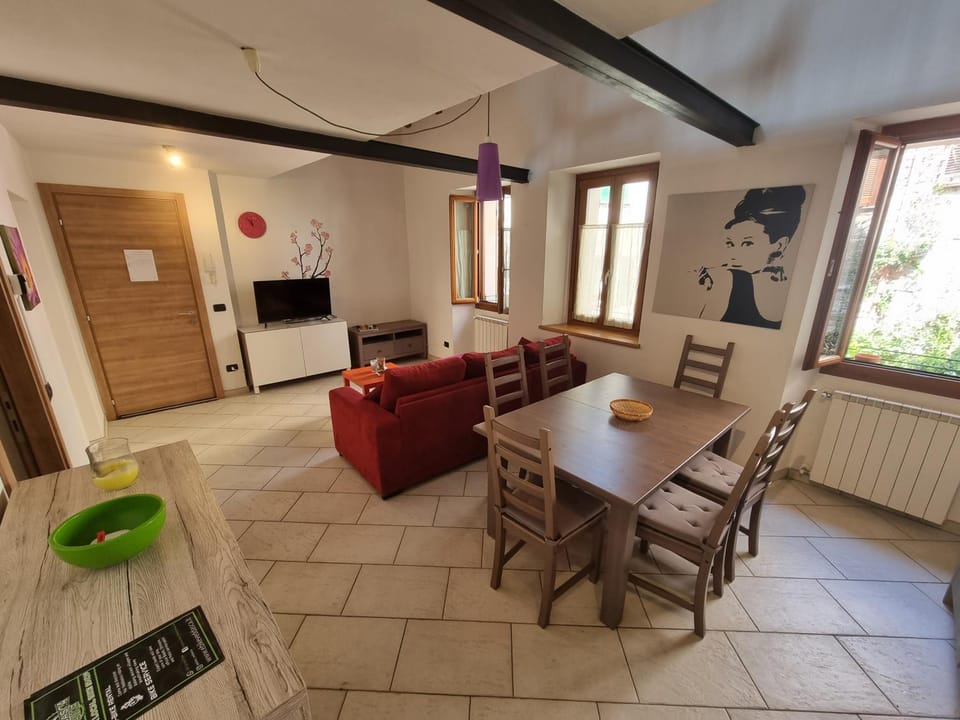 TV and multimedia, Living room, Seating area, Dining area