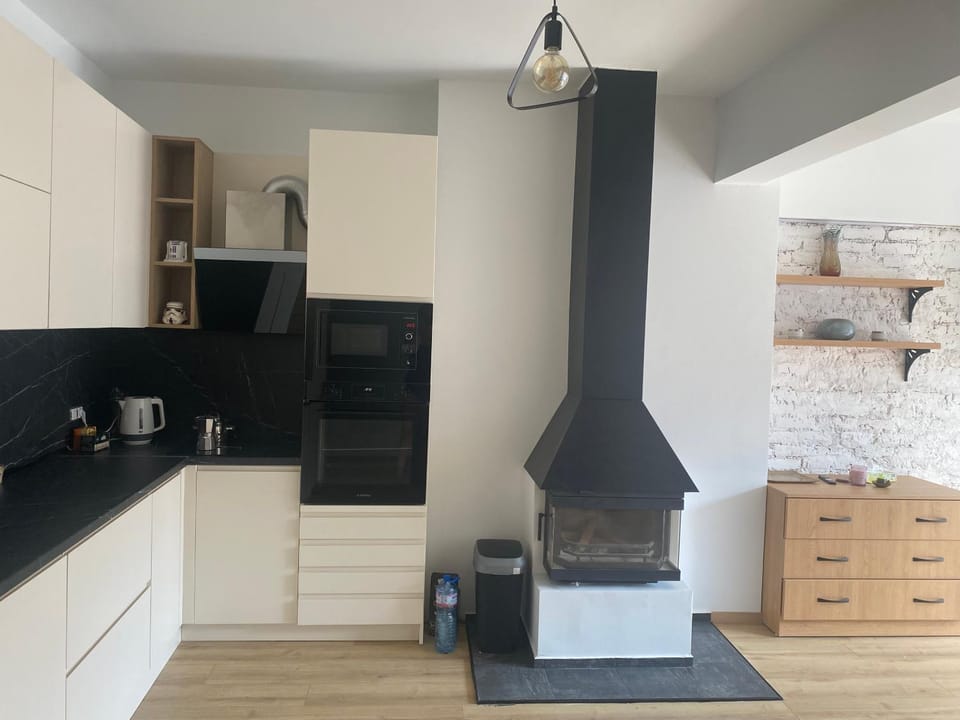 Kitchen or kitchenette, Living room, flat iron